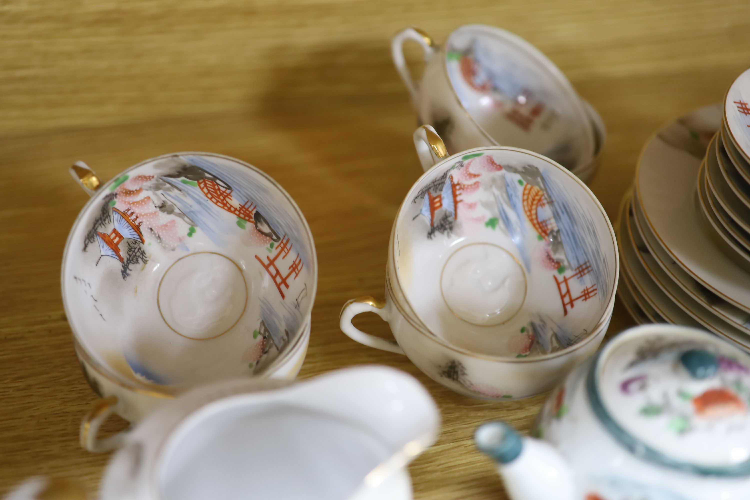 A quantity of mixed Chinese and Japanese porcelain